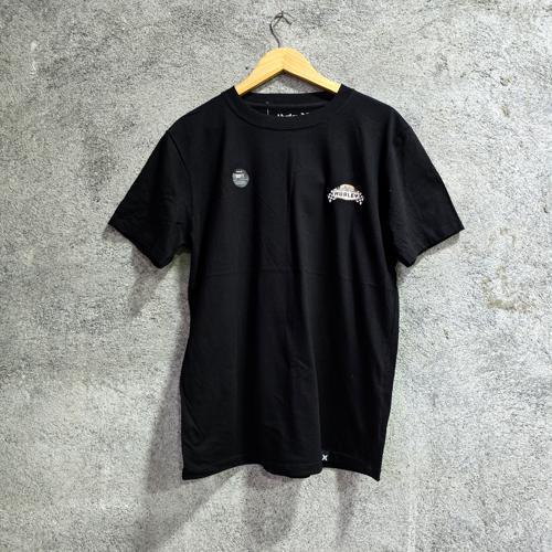 CAMISETA TALLA M - COD12 - NEGRA / LOGO DE BANDERAS DE CARRERAS COSTADO