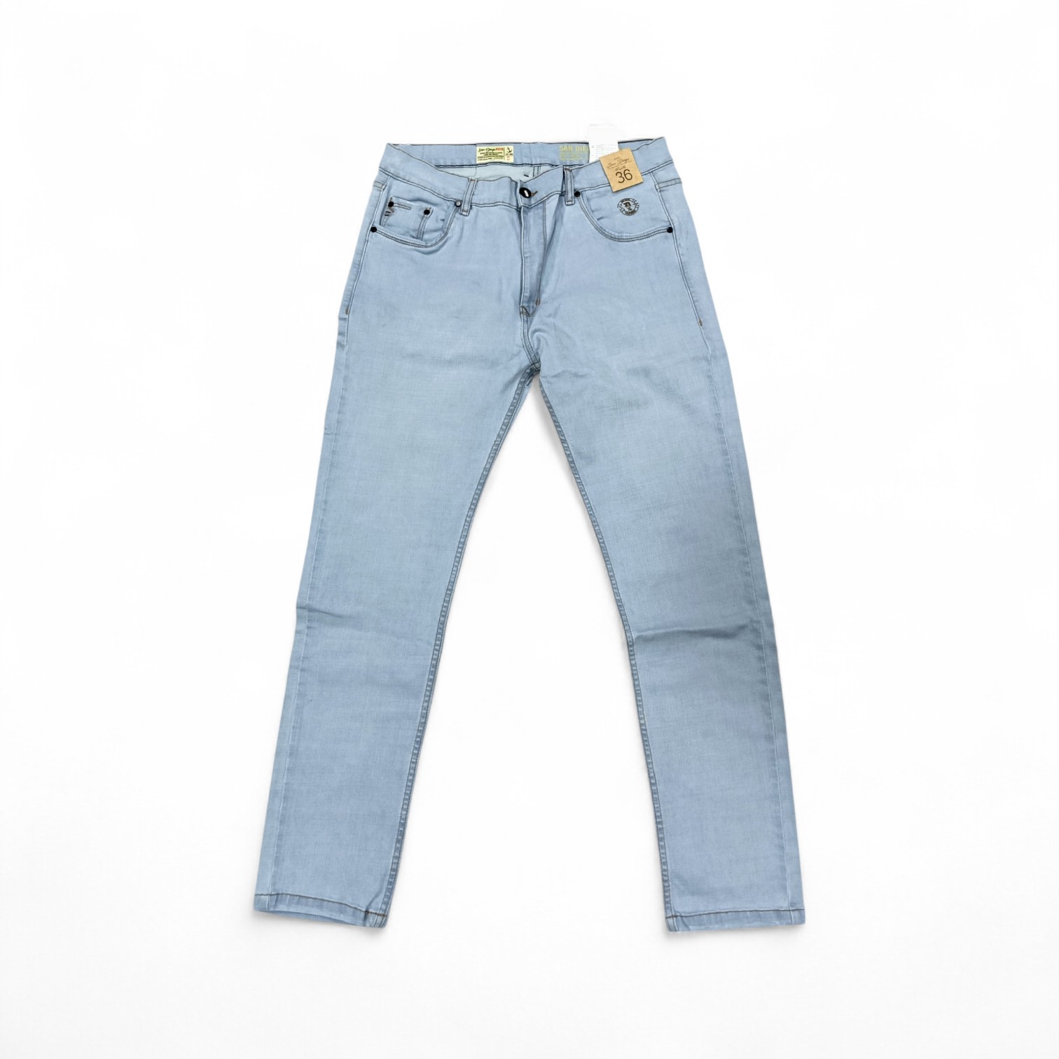PANTALON JEANS TALLA 32 - COD27 - SEMITUBO-STRECH - CELESTE CLARO/TELA PRELAVADA/ BOTON OFF SIGNAL NEGRO/ SERIGRAFIA CIRCULAR BOLSILLO DLT/3 RAYA ADL/ DIJE CUADRADO ATRÁS"