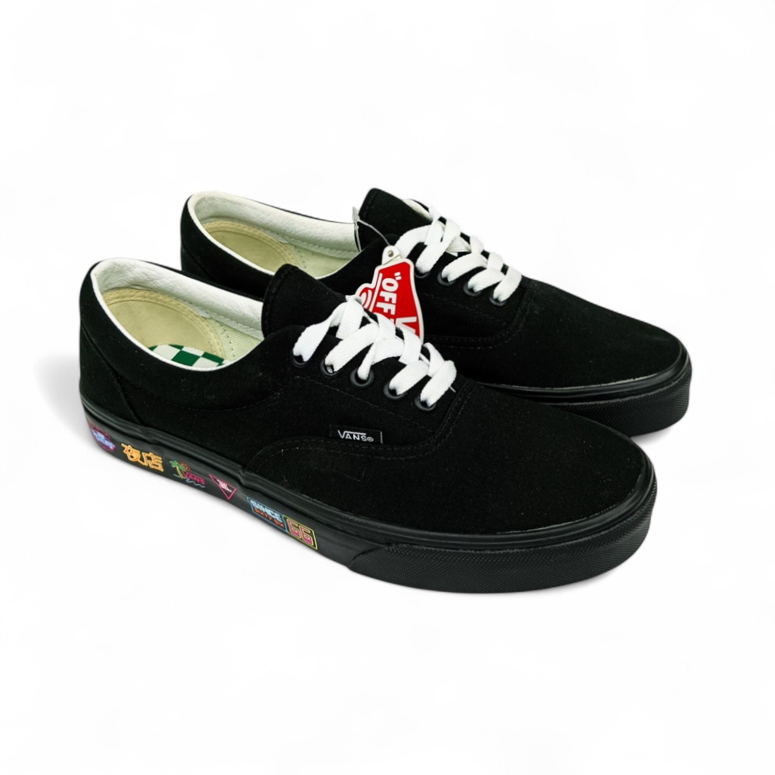 ZAPATO TALLA 8.0 - VANS - ERA - NEGRO ENTERO/LETRAS DE COLORES